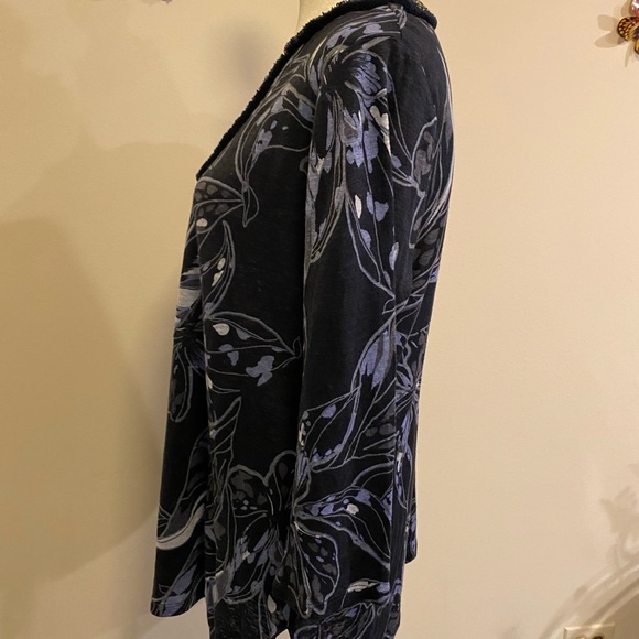 Chico’s Women's Navy Blue Floral Line Top size Medium - Picture 4 of 11